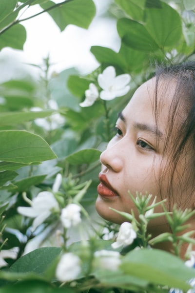 浅关注女人的白色花朵的照片
